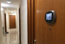 Olho mágico eletrônico gera conflito entre vizinhos por privacidade em condomínios