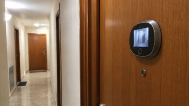 Olho mágico eletrônico gera conflito entre vizinhos por privacidade em condomínios