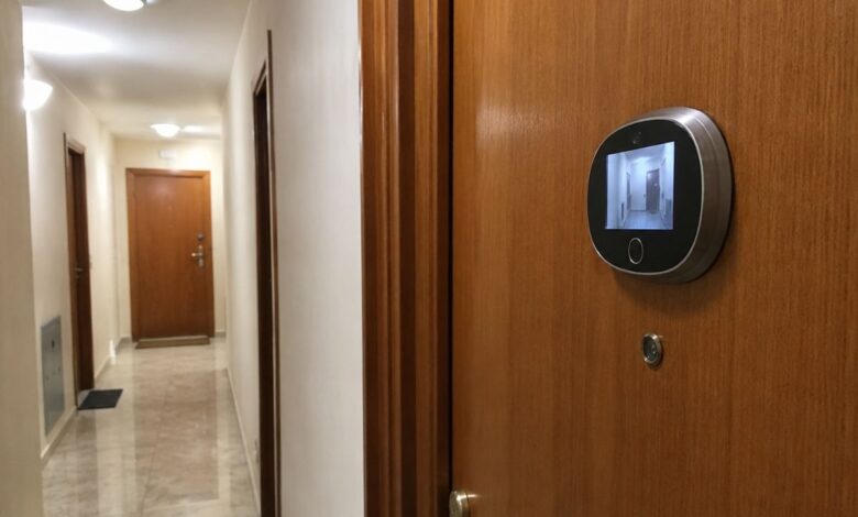 Olho mágico eletrônico gera conflito entre vizinhos por privacidade em condomínios
