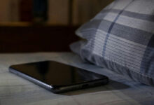 Os quatro comportamentos comuns de quem dorme com o celular sob o travesseiro
