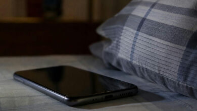 Os quatro comportamentos comuns de quem dorme com o celular sob o travesseiro