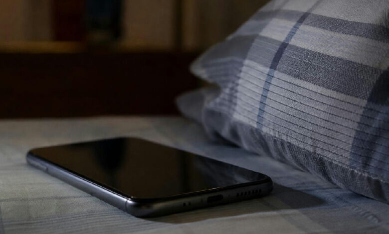 Os quatro comportamentos comuns de quem dorme com o celular sob o travesseiro