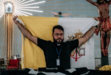 Padre DJ leva batidas eletrônicas e fé à tradicional Romaria do Muquém, em Niquelândia