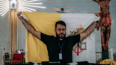Padre DJ leva batidas eletrônicas e fé à tradicional Romaria do Muquém, em Niquelândia