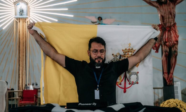 Padre DJ leva batidas eletrônicas e fé à tradicional Romaria do Muquém, em Niquelândia