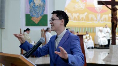 Padre goiano de 34 anos é a voz por trás de hinos que embalam grandes celebrações católicas no Brasil