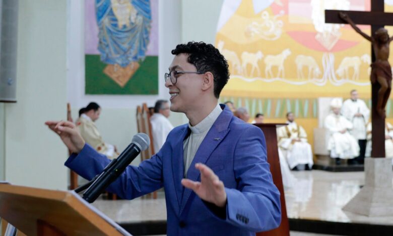 Padre goiano de 34 anos é a voz por trás de hinos que embalam grandes celebrações católicas no Brasil