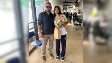Pai surpreende filha com buquê de flores na escola em Iporá e emociona com lição de afeto