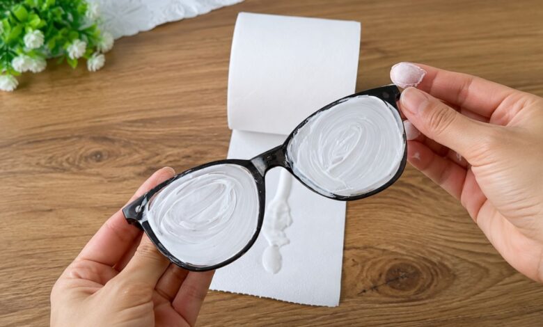 Pasta de dente nos óculos: desvende o truque popular e proteja suas lentes