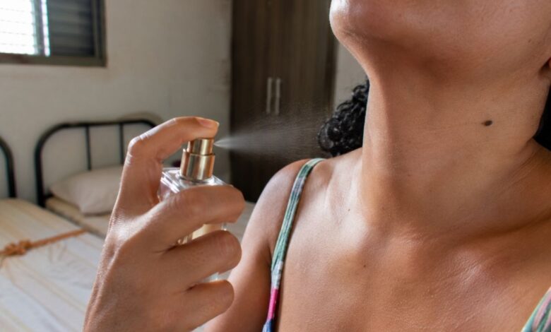 Perfume com pouca fixação: veja como aplicar a fragrância para durar o dia todo