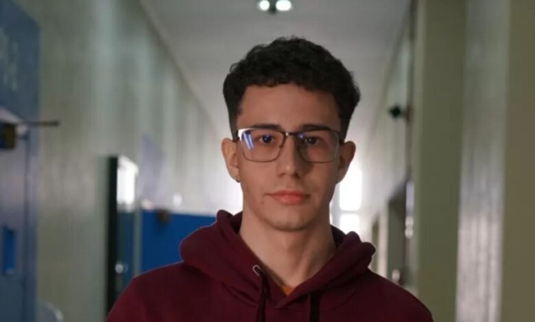 Perseverança e apoio familiar: jovem de escola pública conquista bolsa integral em Medicina na USP após três tentativas