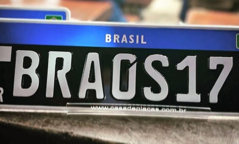 Placa preta em veículos: entenda o significado e as regras para carros de coleção