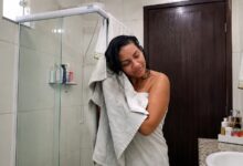 Por que esfregar o cabelo com a toalha é um erro comum que danifica os fios