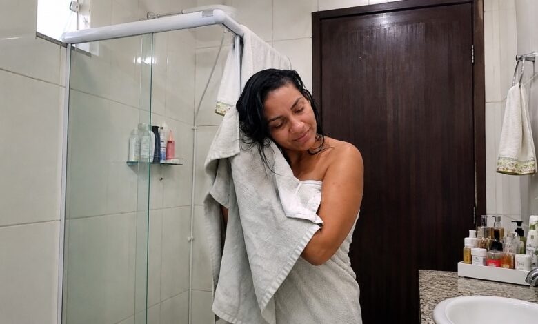 Por que esfregar o cabelo com a toalha é um erro comum que danifica os fios