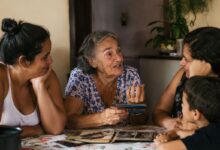 Por que idosos repetem histórias: o significado emocional por trás da memória