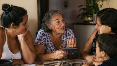 Por que idosos repetem histórias: o significado emocional por trás da memória