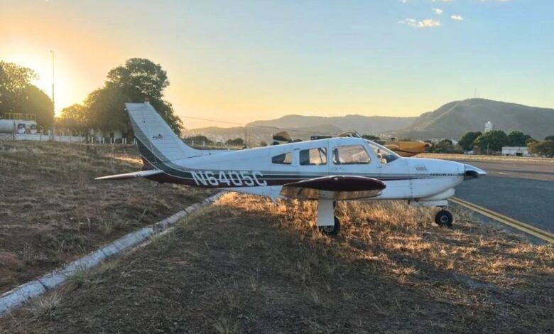 Pouso forçado de avião monomotor em rodovia goiana surpreende motoristas