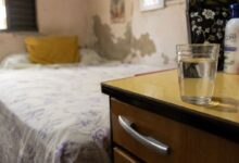 Psicologia explica o traço de personalidade de quem mantém copo de água na cabeceira sem beber