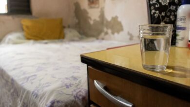 Psicologia explica o traço de personalidade de quem mantém copo de água na cabeceira sem beber