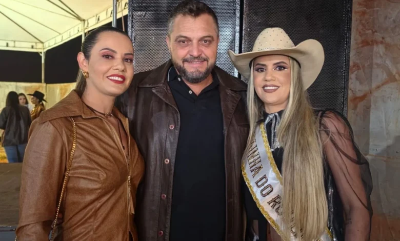 Rainha de rodeio em Goiás revela rotina de trisal com a irmã gêmea