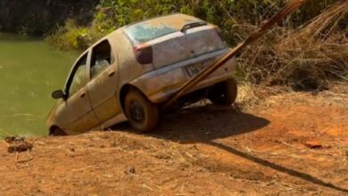 Resgate insólito: Fiat Palio roubado há dois anos é retirado de poço em Goiás