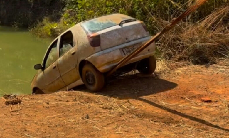 Resgate insólito: Fiat Palio roubado há dois anos é retirado de poço em Goiás