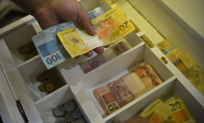 Salário mínimo necessário: a distância entre o piso oficial e o custo de vida real