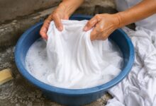 Segredo das lavadeiras: como bicarbonato e água morna removem o amarelado de roupas brancas