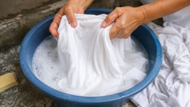 Segredo das lavadeiras: como bicarbonato e água morna removem o amarelado de roupas brancas