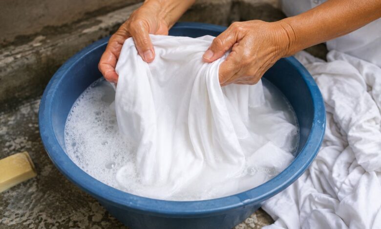 Segredo das lavadeiras: como bicarbonato e água morna removem o amarelado de roupas brancas