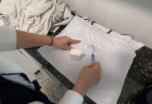 Segredos da Marinha para manter uniformes brancos impecáveis dispensam água sanitária e bicarbonato