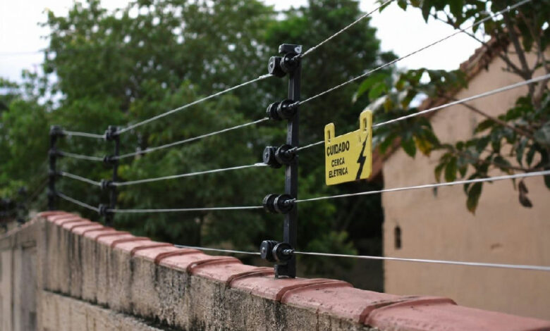 Segurança residencial: como escolher entre cerca elétrica, concertina e sensor de movimento