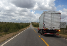 Seta direita em caminhões: o que significa o sinal nas rodovias brasileiras