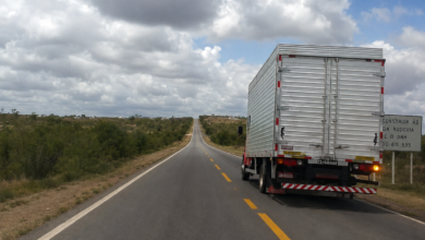 Seta direita em caminhões: o que significa o sinal nas rodovias brasileiras