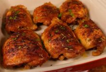 Sobrecoxa de frango perfeita: técnica de chef garante pele crocante e carne suculenta