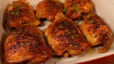 Sobrecoxa de frango perfeita: técnica de chef garante pele crocante e carne suculenta