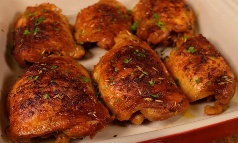 Sobrecoxa de frango perfeita: técnica de chef garante pele crocante e carne suculenta