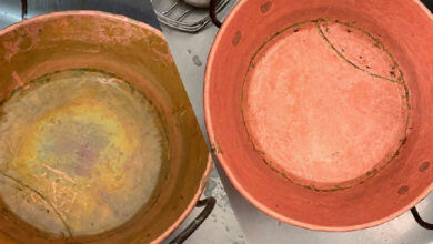 Técnica caseira com limão e sal grosso devolve brilho e remove manchas de panelas de cobre