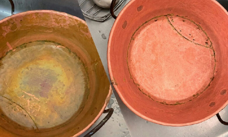 Técnica caseira com limão e sal grosso devolve brilho e remove manchas de panelas de cobre
