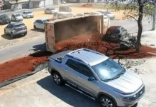 Terra de caminhão tomba em curva e soterra carro estacionado em Aparecida de Goiânia