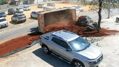 Terra de caminhão tomba em curva e soterra carro estacionado em Aparecida de Goiânia