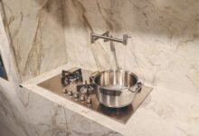 Torneira de parede ganha protagonismo em projetos de cozinhas modernas