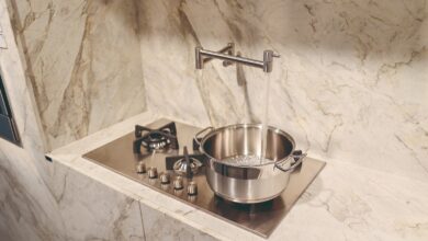 Torneira de parede ganha protagonismo em projetos de cozinhas modernas