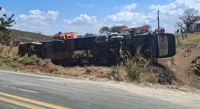Tragédia na Go-010: acidente entre ônibus e caminhão deixa cinco mortos em Goiás