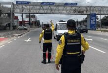 Transporte de cargas no banco traseiro pode gerar multa e pontos na carteira