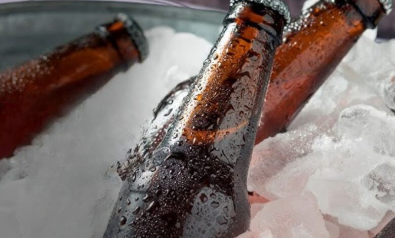 Truque científico acelera resfriamento de bebidas com apenas três itens domésticos