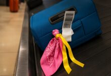 Viagem sem perrengues: o truque da fita adesiva que protege as rodinhas da mala