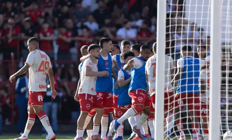 Vila Nova supera Atlético no Accioly com golaço de falta e gol de João Vieira