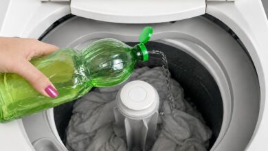 Vinagre na lavagem de roupas: entenda a utilidade real do produto na máquina