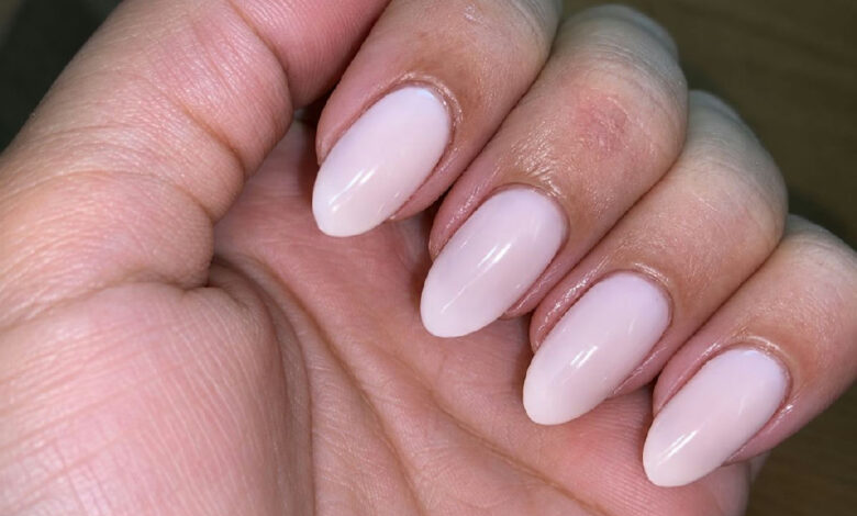 Esmaltes discretos: a estratégia para disfarçar unhas descascadas e prolongar a manicure